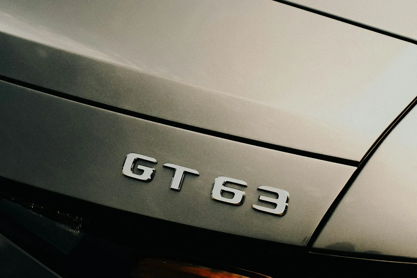 Detaliu emblemă GT 63 pe hayonul unui Mercedes-AMG argintiu
