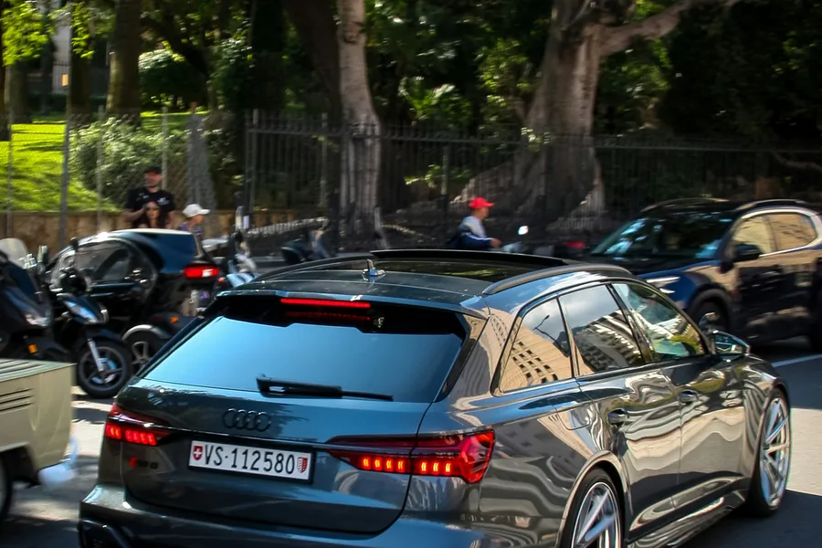 Audi RS6 Avant gri, vedere spate trei sferturi, stopuri LED aprinse