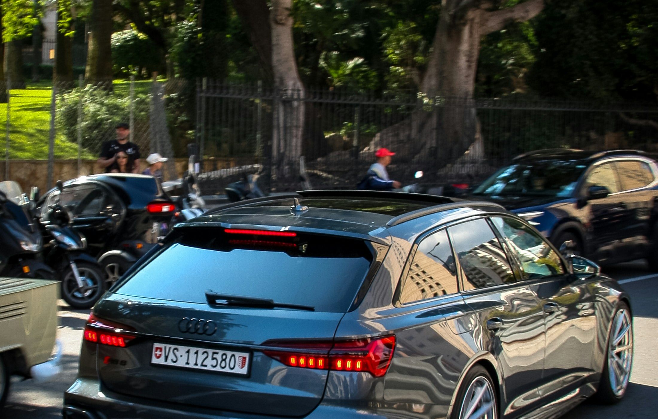 Audi RS6 Avant gri, vedere spate trei sferturi, stopuri LED aprinse