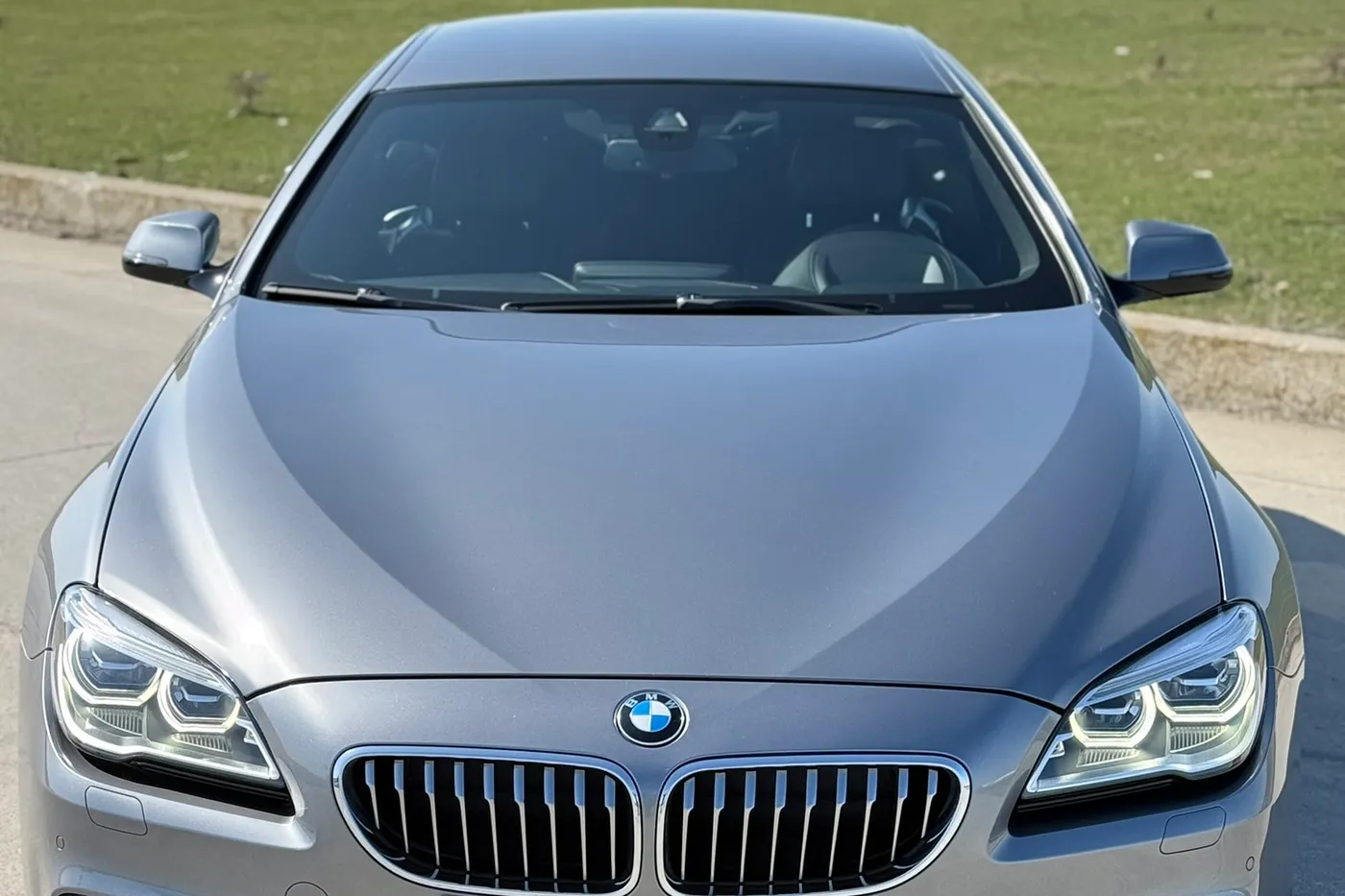 BMW Seria 6 Gran Coupé gri, față trei sferturi, atelier
