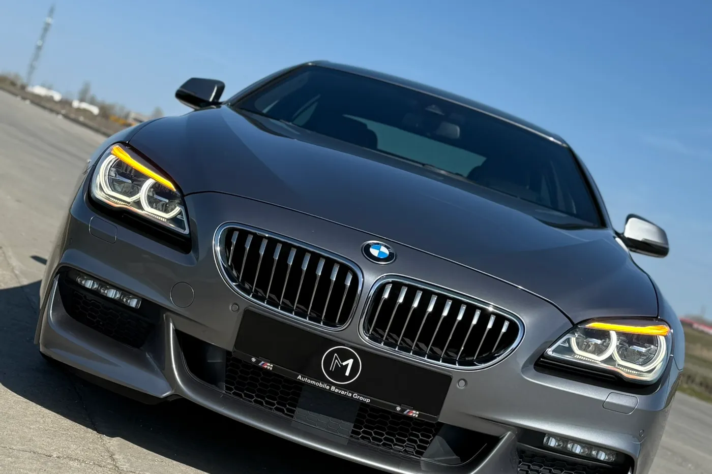 BMW Seria 6 Gran Coupé gri, vedere față, lumină naturală