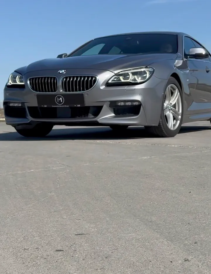 BMW Seria 6 Gran Coupé gri, vedere frontală joasă