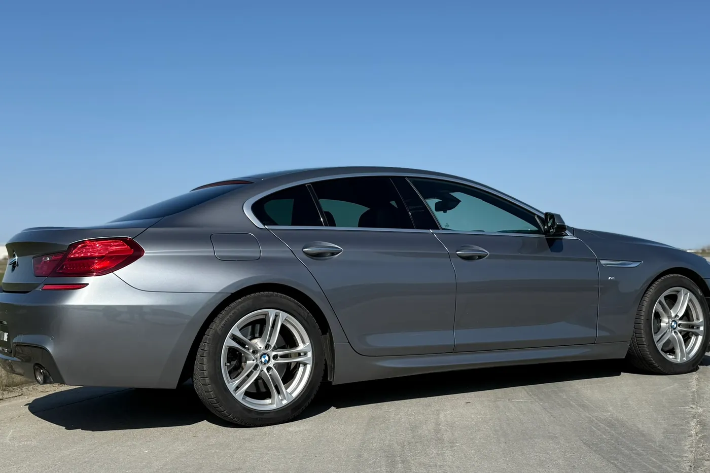 BMW Seria 6 Gran Coupé gri, vedere spate trei sferturi