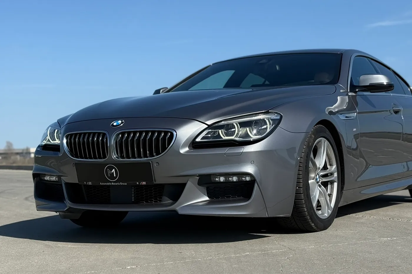 BMW Seria 6 Gran Coupé gri, față trei sferturi cu emblemă M