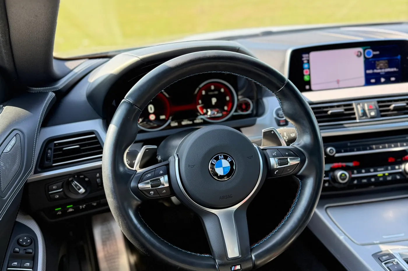 Habitaclu BMW Seria 6 Gran Coupé, volan M Sport și bord digital